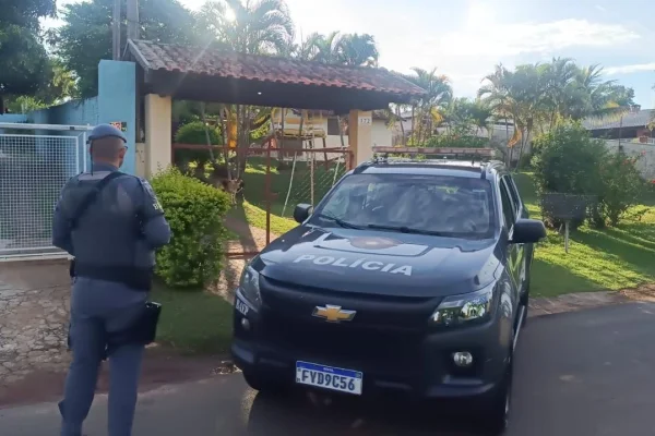 Imagem colorida de policial militar e viatura. Metrópoles