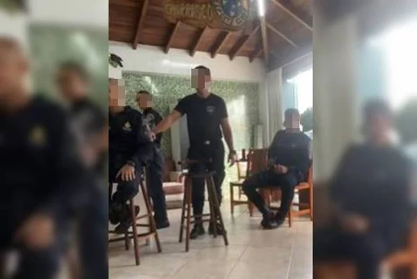policiais militares sentados