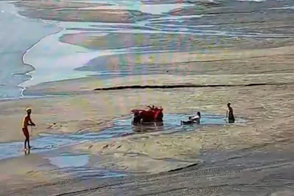 Mulheres ficam presas em areia na praia do Balneário Camboriú