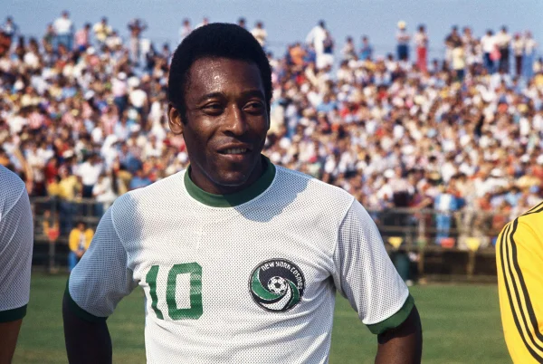 Foto colorida de Pelé em ação pelo New York Cosmos - metrópoles