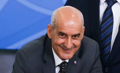 Ministro Ramos vai passar duas semanas de férias na Europa