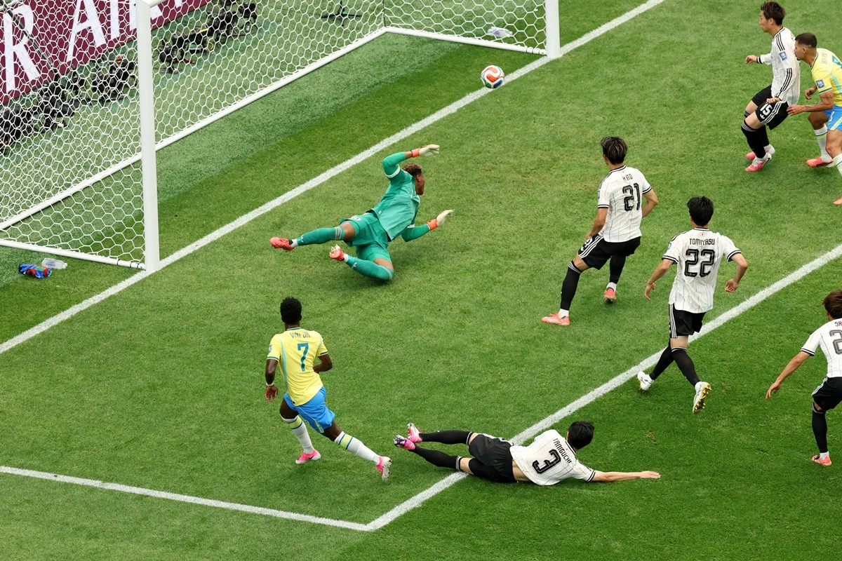 Defesa 'inacreditável' de Zion Suzuki salva Brasil e rouba o 'gol da Copa' de Vini Jr. no Japão 2 x 1