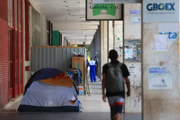 Pessoas em situação de rua colocam barracas no SCS - Metrópoles