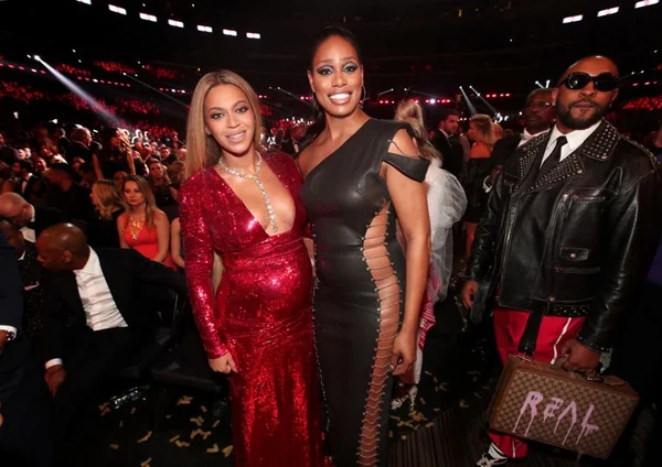 Confira os looks dos famosos no tapete vermelho do Grammy Awards 2017