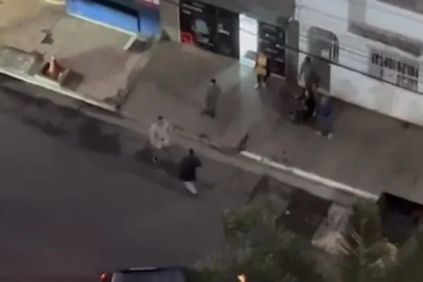 Vídeo: PM de folga atira em delegado durante discussão no meio da rua