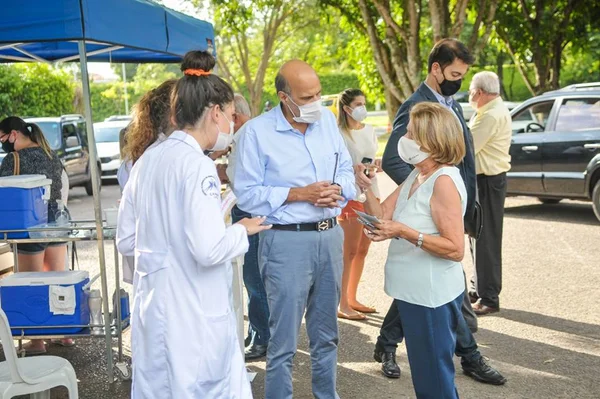 De surpresa, vice-governador visita posto de vacina após aglomeração no DF