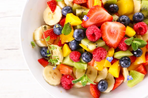 Foto colorida de bowl com frutas cortadas - Metrópoles
