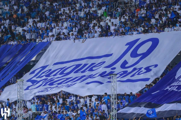 Imagem colorida de torcida do Al-Hilal - Metrópoles