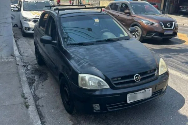 Com 229 infrações que somam R$ 123 mil em multas e débitos, o carro foi apreendido na zona leste de São Paulo em agosto deste ano - Metrópoles