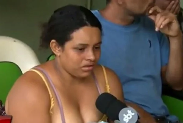 foto colorida de mulher dando entrevista