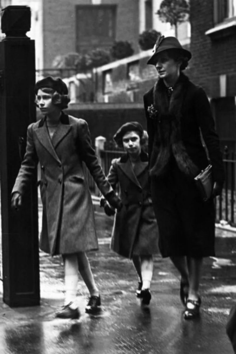 As princesas Elizabeth e Margaret com a babá Marion Crawford As princesas Elizabeth e Margaret com a babá Marion Crawford