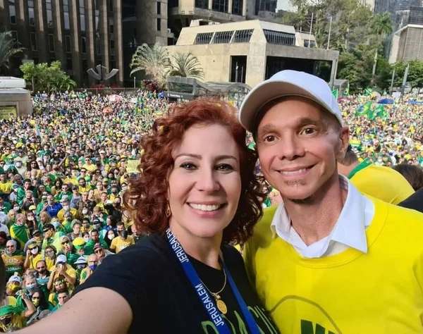 Deputada e cantor