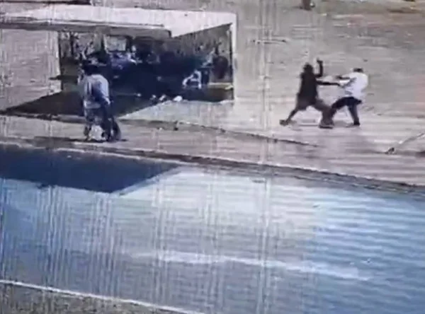 Imagem colorida de uma tentativa de homicídio em uma parada de ônibus em Santa Maria - Metrópoles