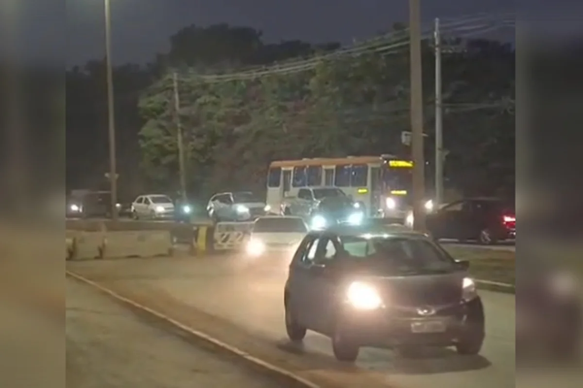 Motoristas flagrados furando bloqueio na ponte entre Guará e Park Way; ônibus do transporte público também passa pela interdição