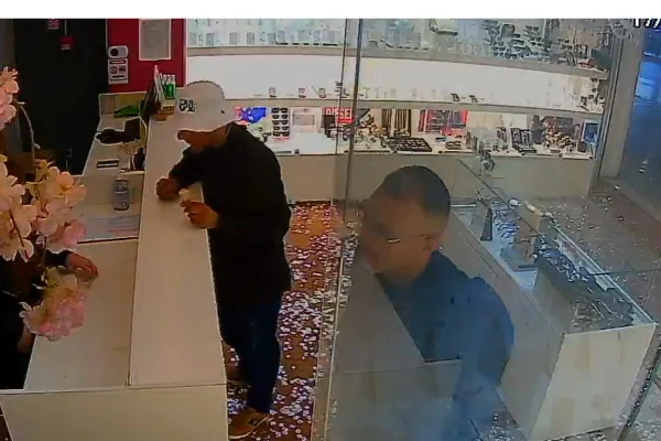Câmeras de segurança flagraram a dupla fingindo ser clientes e fazendo a vendedora refém, antes de fugir com as joias - Metrópoles
