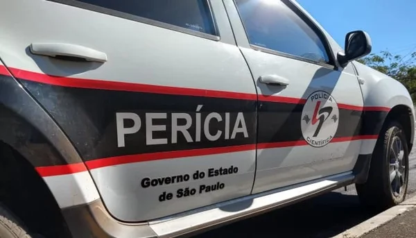 Imagem colorida mostra viatura da Polícia Científica