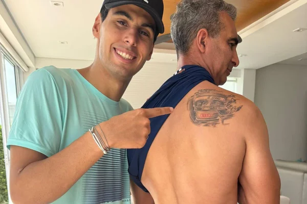 imagem colorida de Bortoleto e tatuagem - Metrópoles