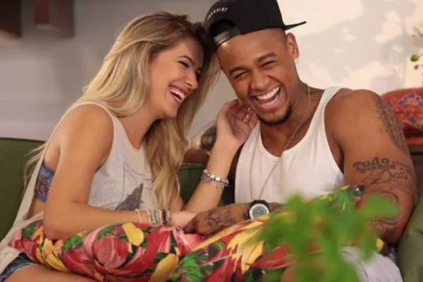 Voltaram? Léo Santana e Lore Improta são vistos juntinhos em culto
