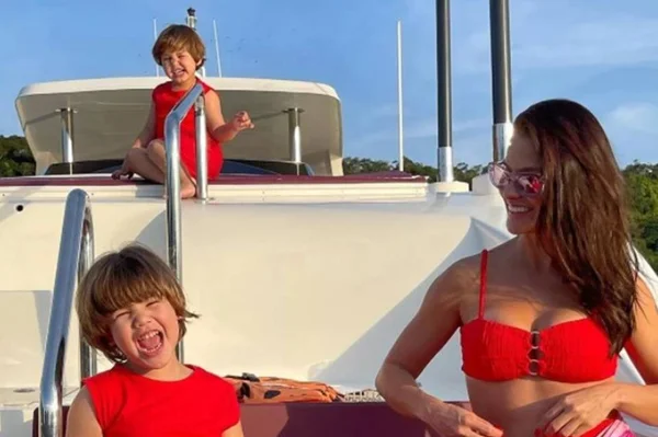 Família unida: Andressa Suita, Gusttavo Lima e filhos curtem em iate