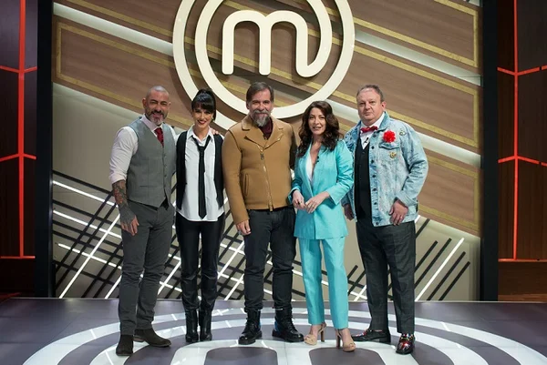 Leandro Hassum posa com o elenco do MasterChef Brasil