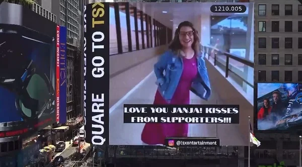 Imagem da primeira-dama Janja em telão da Times Square - Metrópoles
