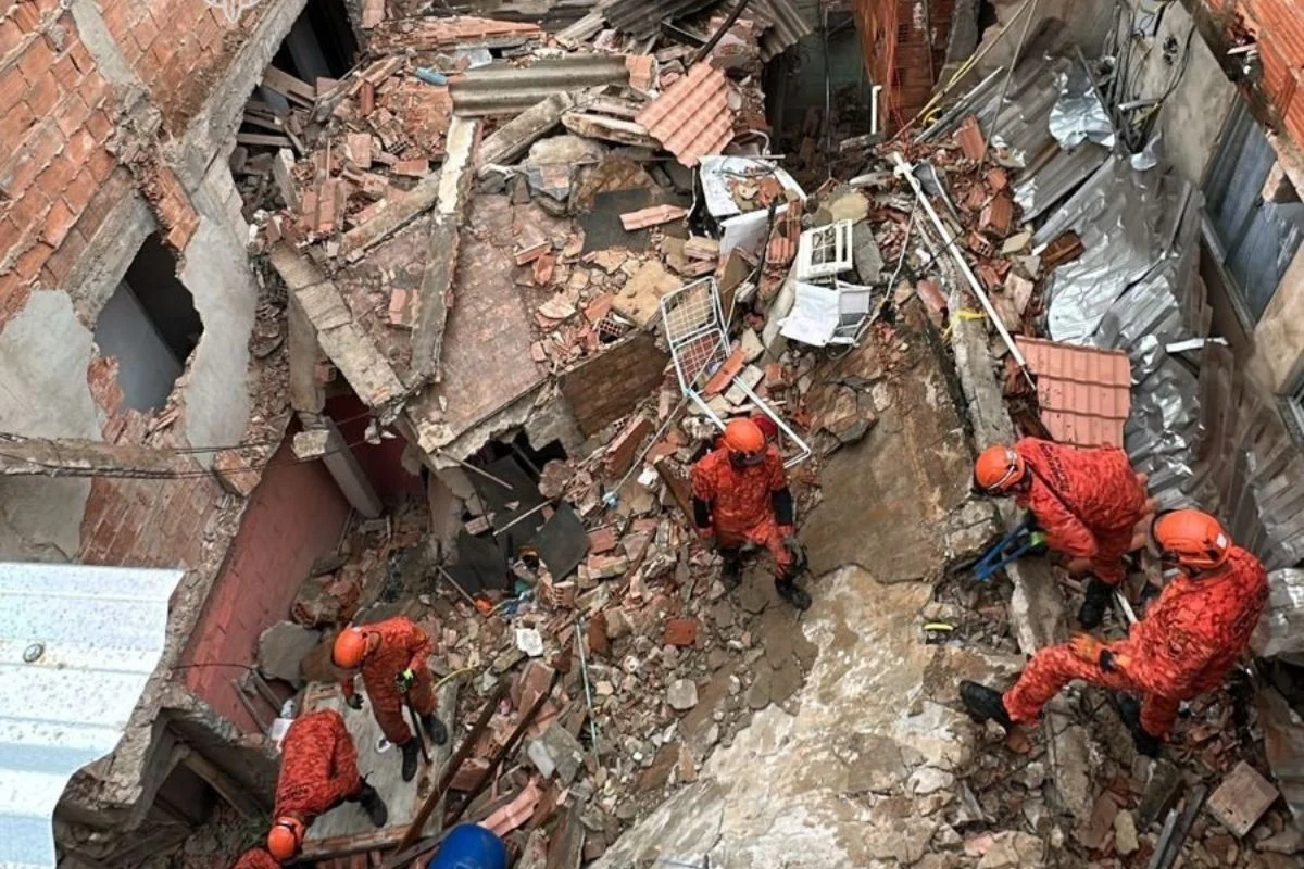 Bombeiros buscam por crianças que ficaram desaparecidas após desabamento de casa no Rio de Janeiro Bombeiros buscam por crianças que ficaram desaparecidas após desabamento de casa no Rio de Janeiro