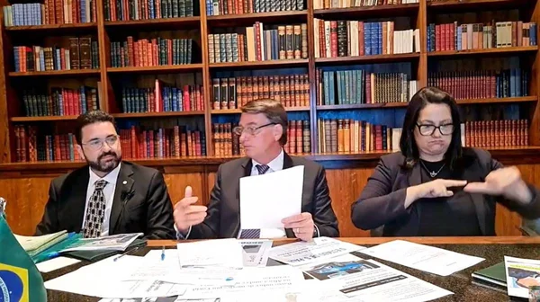 Após defender ditadura militar, Bolsonaro faz live semanal
