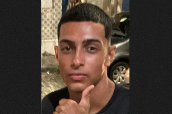 Imagem colorida, Soldado fugiu com armamento- Mtrópoles