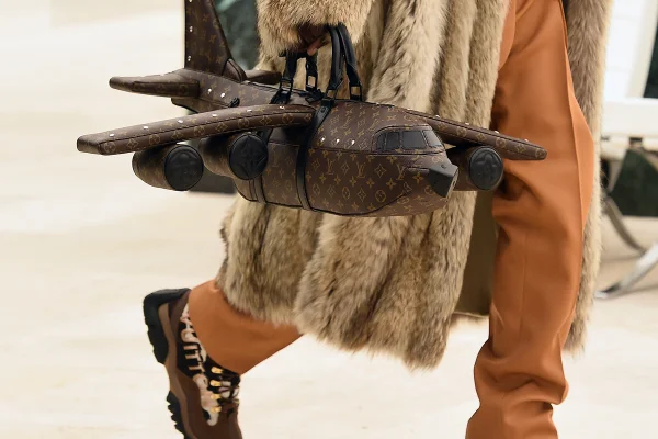 louis vuitton bolsa avião - metrópoles