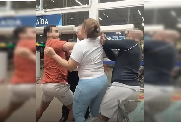 Pessoas brigando em mercado