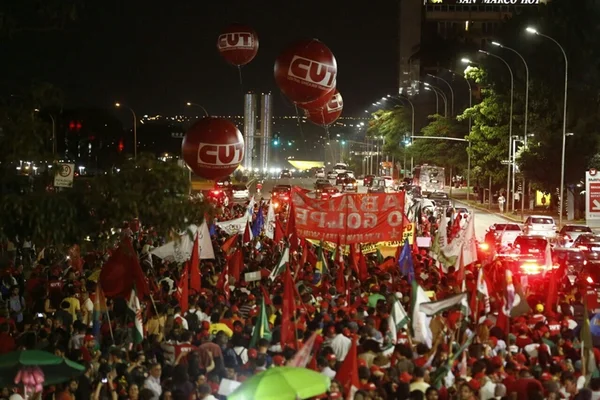 Manifestantes de ato pró-Dilma marcham do Mané Garrincha para a Praça dos Três Poderes. Veja vídeos
