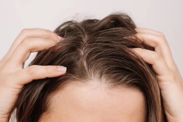 Água micelar no cabelo trata oleosidade? Médica esclarece a tendência