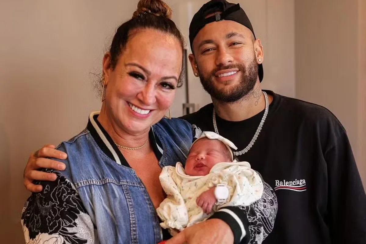 Mãe de Neymar, Nadine Gonçalves é uma das mais populares entre as matriarcas da Seleção na Copa do Mundo. Com 1,8 milhão de seguidores, ela lidera o Instituto Projeto Neymar Jr., voltado a causas sociais e à promoção do esporte
Mãe de Neymar, Nadine Gonçalves é uma das mais populares entre as matriarcas da Seleção na Copa do Mundo. Com 1,8 milhão de seguidores, ela lidera o Instituto Projeto Neymar Jr., voltado a causas sociais e à promoção do esporte