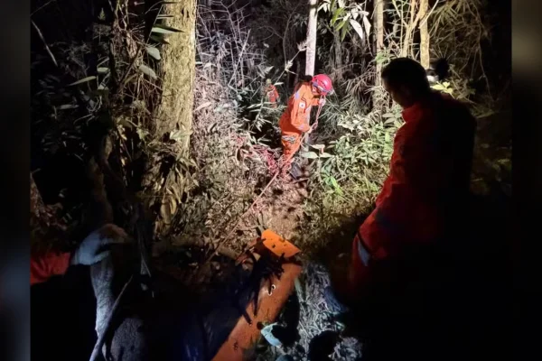 Jovem tenta salvar companheira e os dois morrem em cachoeira de MG