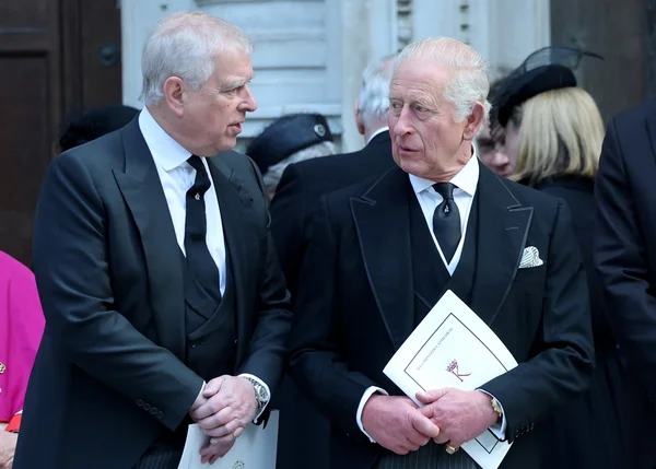 O rei Charles III e o irmão Andrew, envolvido no escândalo sexual de Jeffrey Epstein