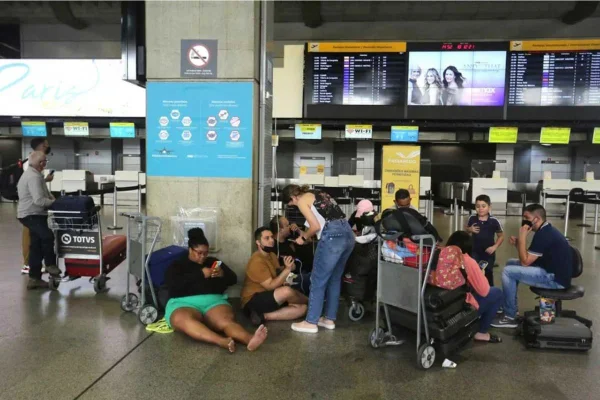 Passageiros usaram as redes sociais para relatar os problemas causados pela pane em aeroportos que atingiu São Paulo na manhã desta 5ª - Metrópoles