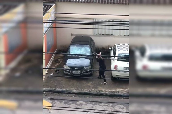 Carro estacionado em calçada