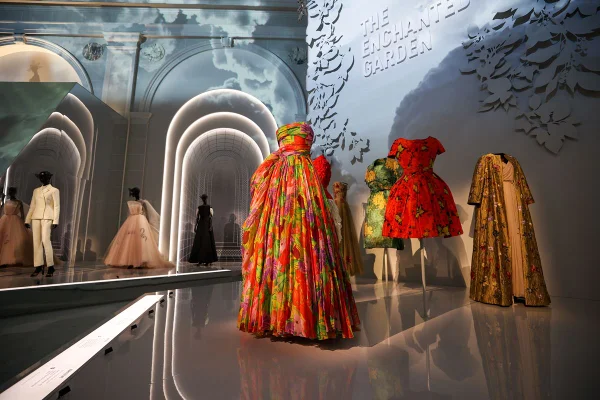 A exposição Christian Dior: Designer of Dreams abre no Brooklyn Museum em Nova York, Estados Unidos, em 8 de setembro de 2021, que traça a história e o legado inovadores da Maison Dior. A exposição dá vida às muitas fontes de inspiração da Dior – do esplendor das flores e outras formas naturais à arte clássica e contemporânea.