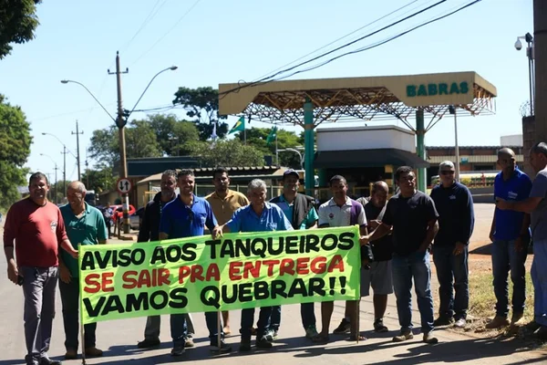 Caminhoneiros impedem saída de combustíveis da base da Petrobras no DF