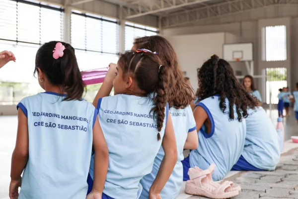 Uniformes da rede pública do DF não terão mais nome da escola; entenda