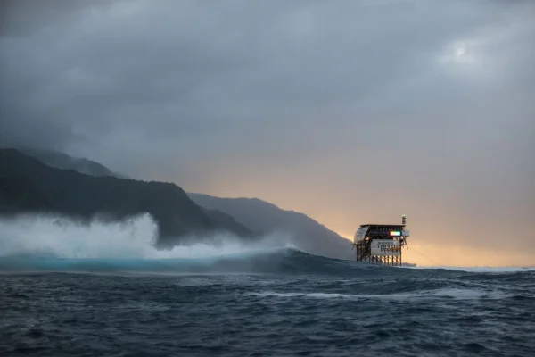 A torre dos juízes em 2023 no Shiseido Tahiti Pro O local vai sediar o surfe nos Jogos de Paris 2024