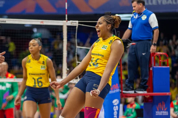 Brasil atropela Bulgária e segue invicto na Liga das Nações de Vôlei