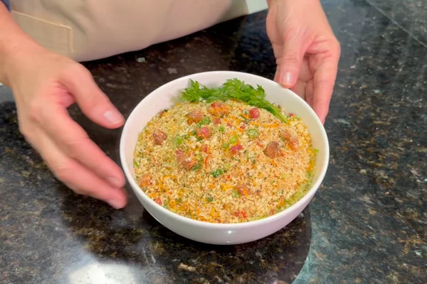 Farofa crocante com bacon é o acompanhamento perfeito; aprenda a receita