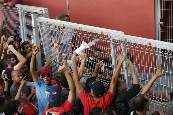 Sitiado por militantes, Lula não consegue deixar sede de sindicato
