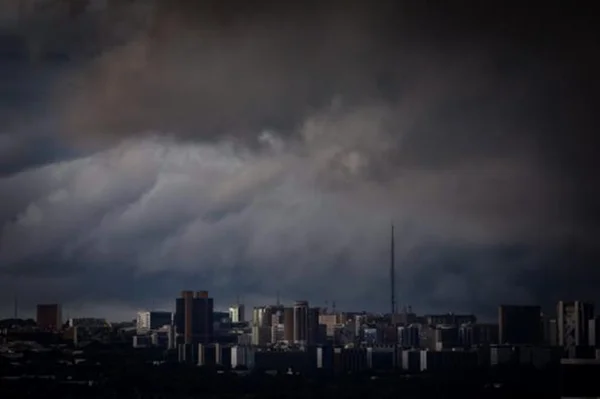 Dia vira noite no DF, com chuva intensa e ventos de até 60 km/h