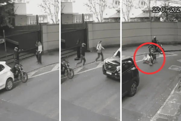 Imagens da câmera de segurança mostra o ladrão descendo da moto e rendendo duas mulheres que caminhavam na calçada. O homem estava armado