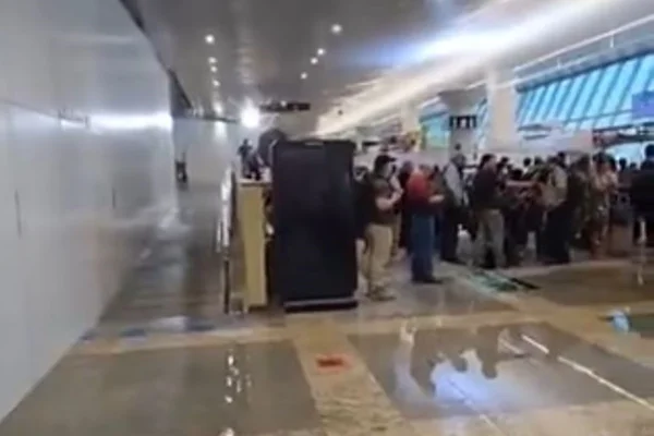 Imagem colorida de alagamento no aeroporto de Belém