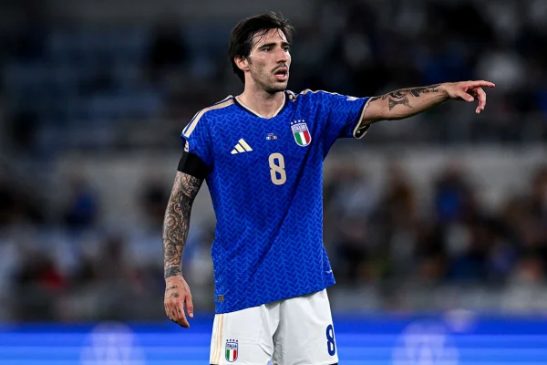 Imagem colorida de Sandro Tonali com a seleção italiana- metrópoles