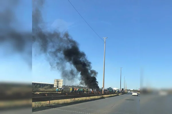 Catadores fecham a Estrutural em protesto por direitos trabalhistas