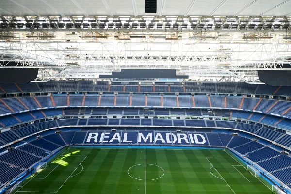 Imagem colorida das arquibancadas do Santiago Bernabéu - Metrópoles